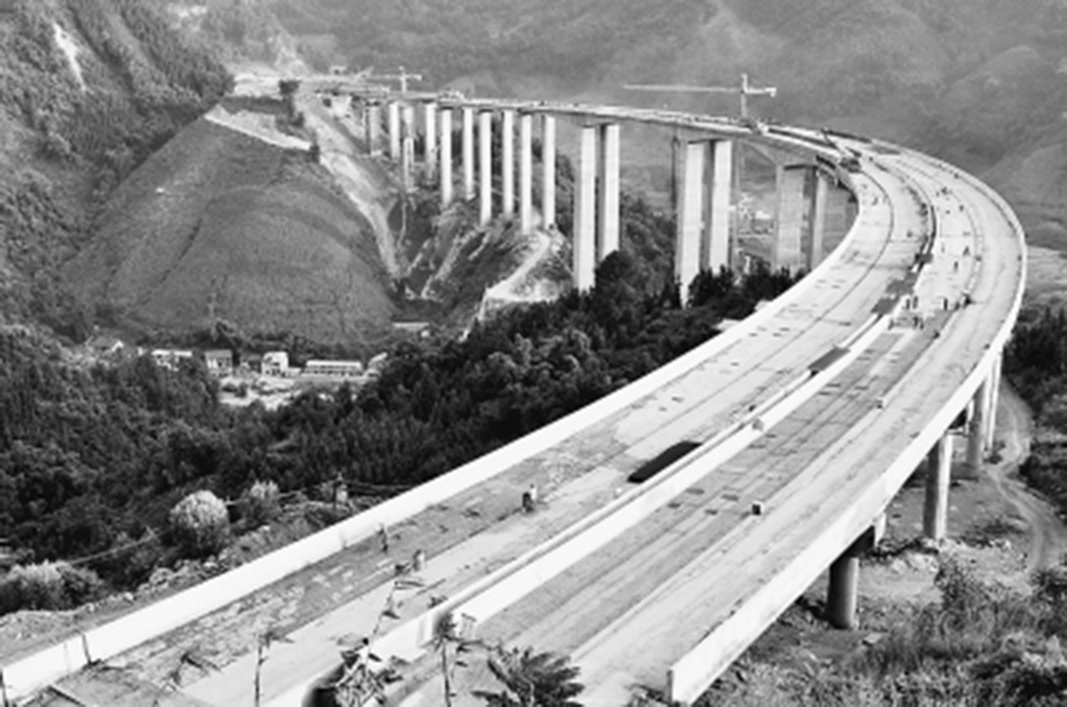 　　俯瞰建設(shè)中的拉會高架大橋，“C”字形蔚為壯觀。.jpg